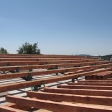 dřevěné trámy na ocelové konstrukci